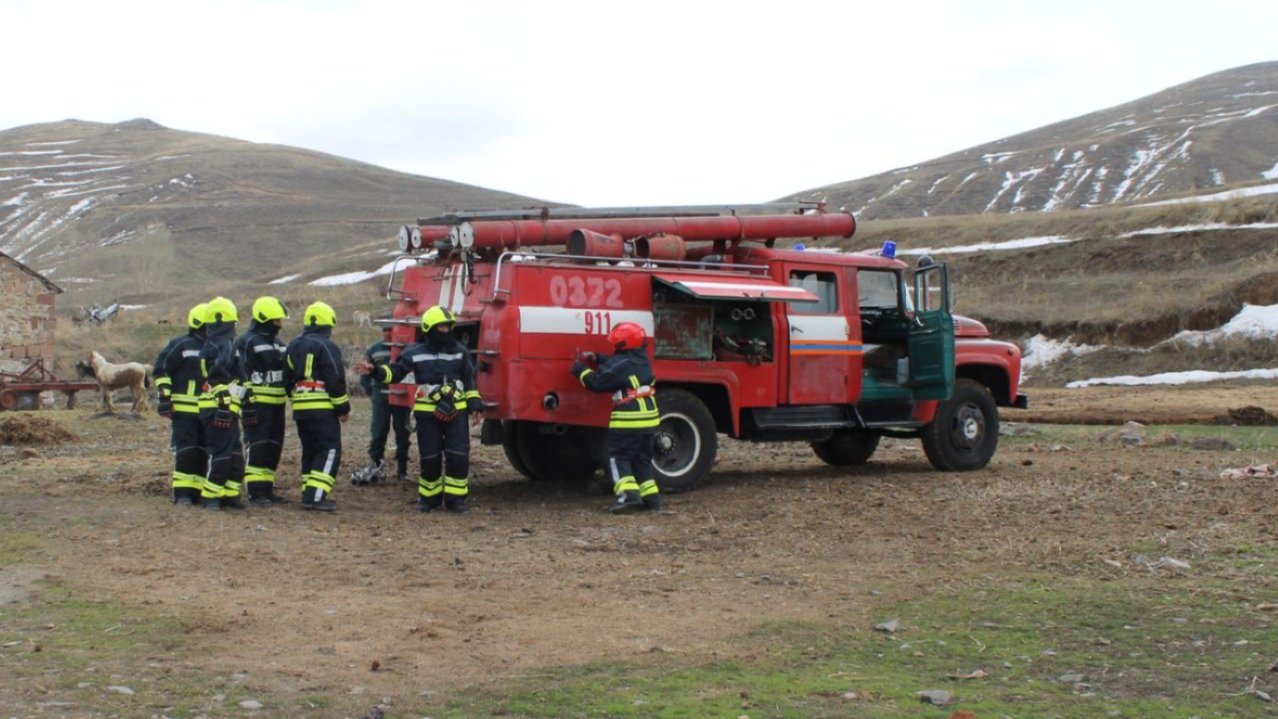 Feuerwehrauto mit Freiwilligen in Armenien