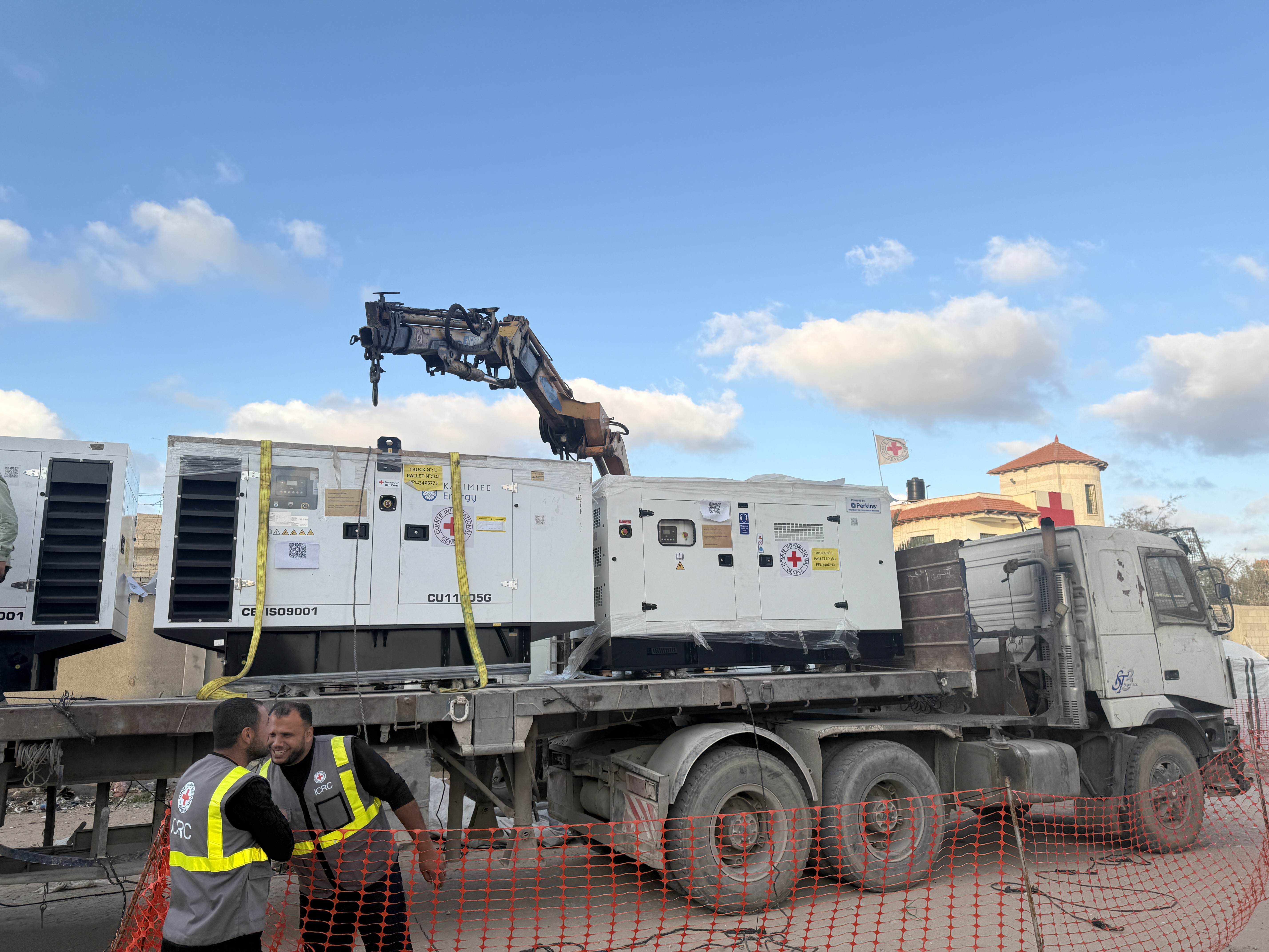Stromgeneratoren werden in das Rotkreuzspital in Rafah transporitiert.
