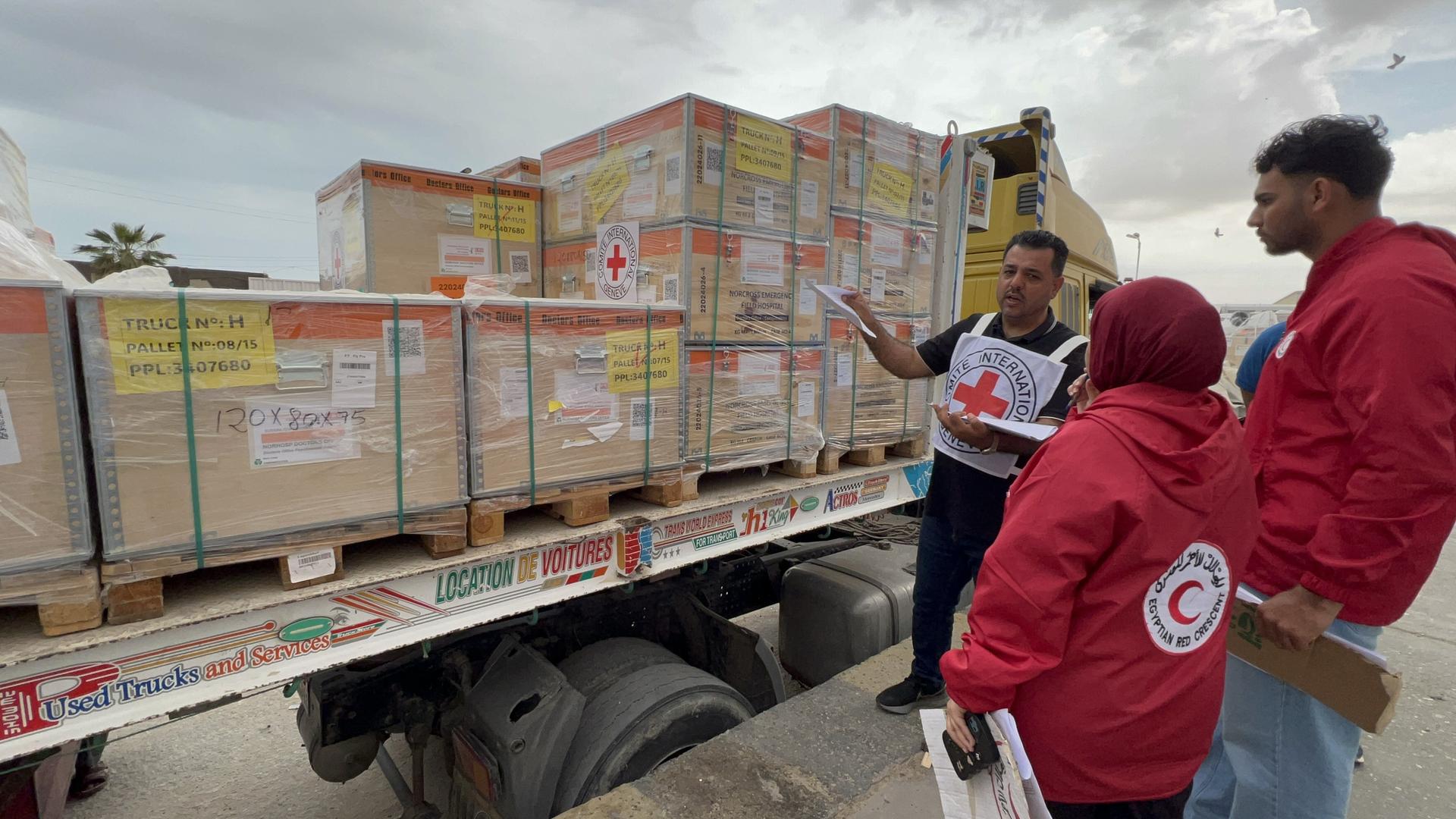 Medizinisches Material wird in Richtung Rafah, Gaza verschickt.