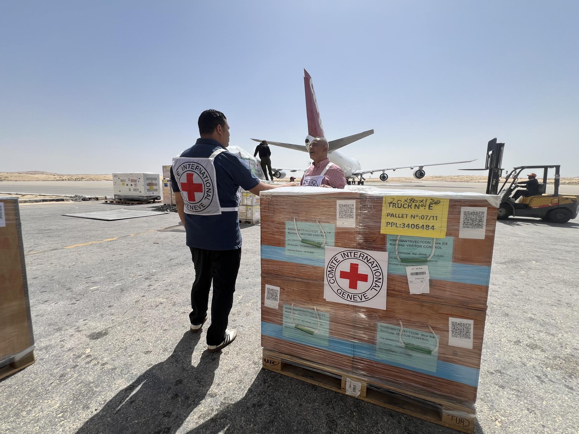 Verladung von medizinischer Ausrüstung und Hilfsgütern für das Rotkreuz-Feldspital in Ägypten.