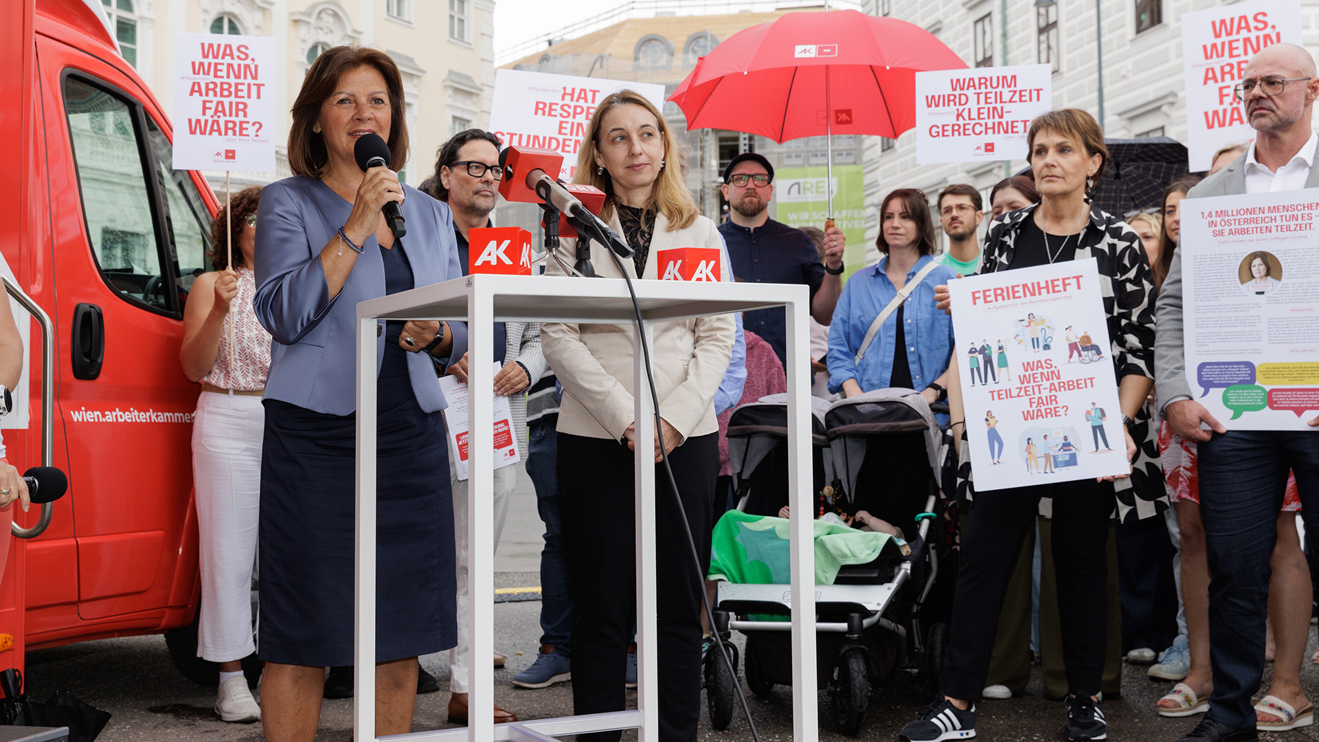 AK Pr&auml;sidentin Renate Anderl und AK Wien Bereichsleiterin Soziales Ines Stilling fordern bei einer Pressekonferenz vor dem Bundeskanzleramt faire Arbeitsbedingungen f&uuml;r Teilzeit-Besch&auml;ftigte