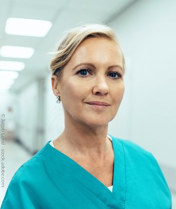 Eine Person, die einen Gesundheitsberuf aus&uuml;bt